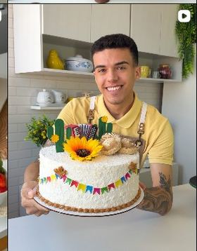 Bolo de morango decorado com chantilly