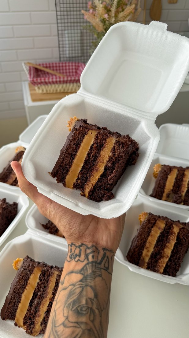 Fatia de bolo de chocolate com doce de leite