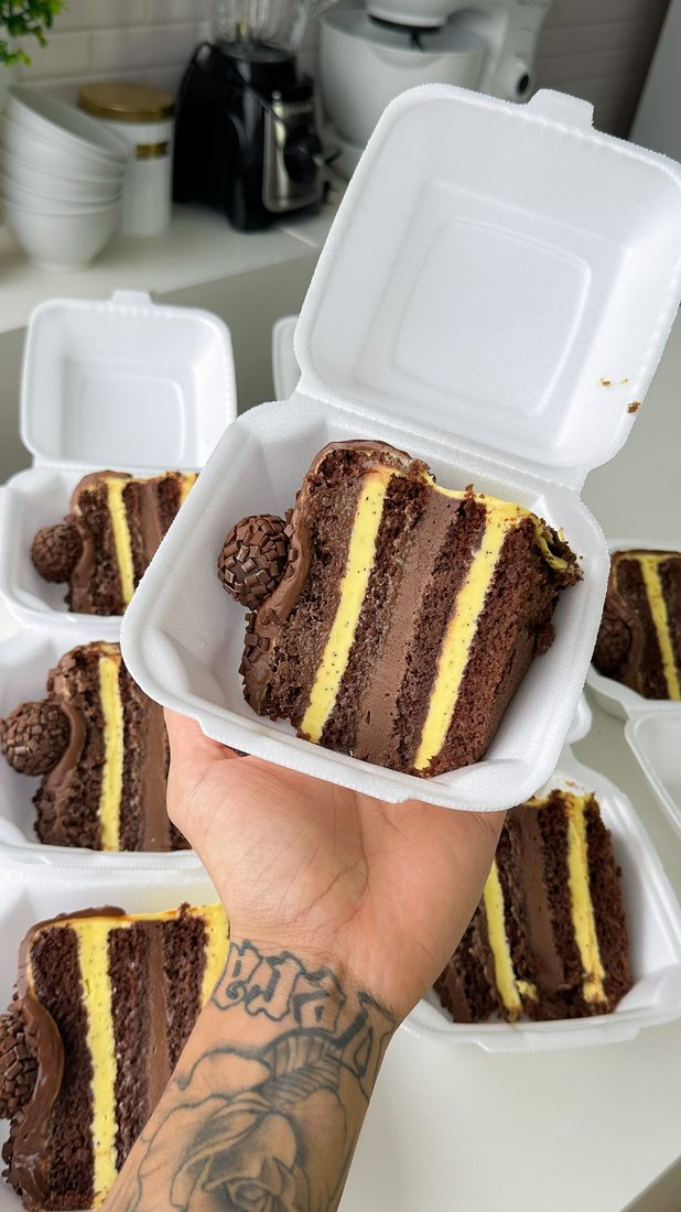 Fatia de bolo de chocolate com maracujá