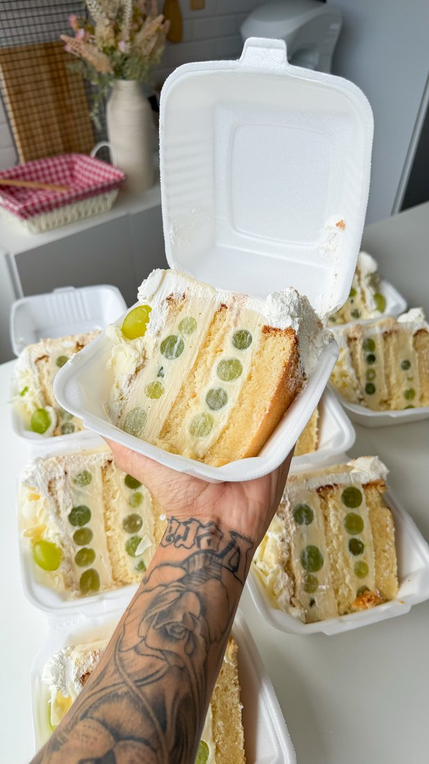Fatia de bolo branco com uva verde